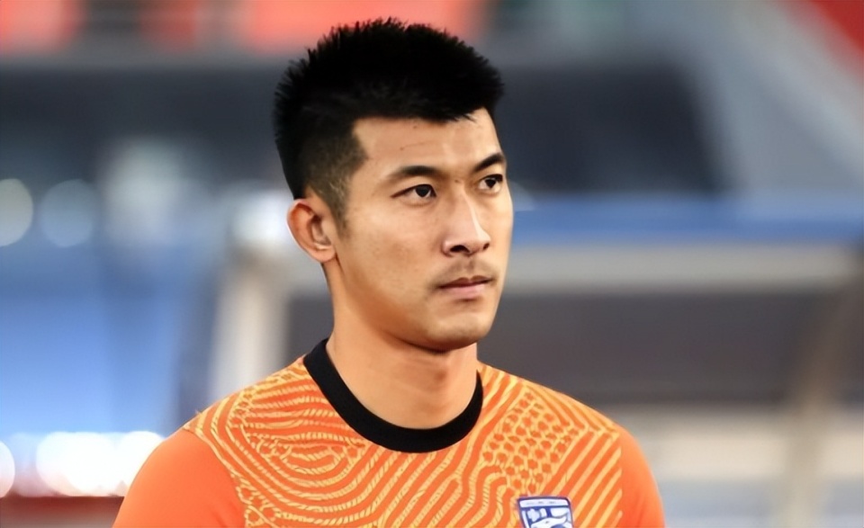 中卫身边, 在两位后腰, inews